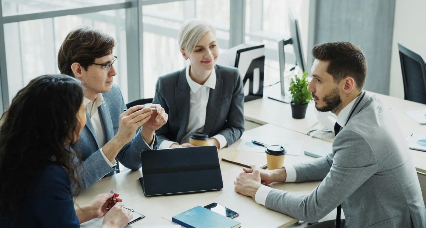 HR-Abteilung diskutiert über die Implementierung von SAP HCM
