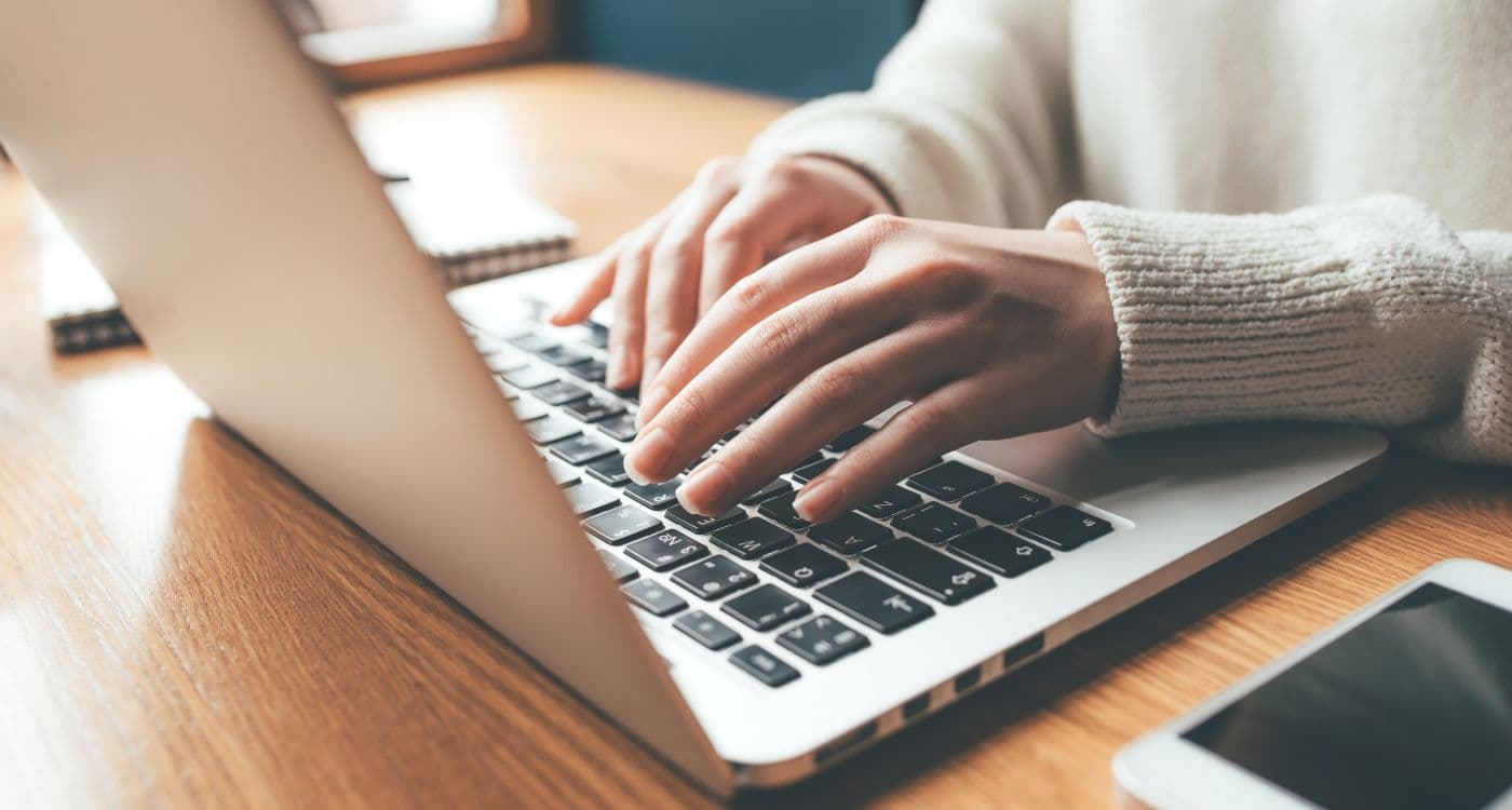 Eine Mitarbeitende koordiniert Ihre HR Payroll