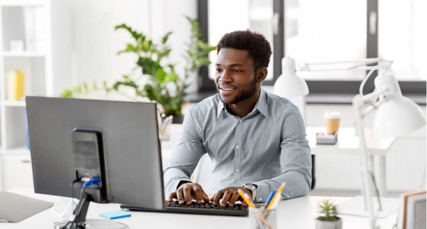 Ein Mitarbeitender arbeitet sich in SAP NetWeaver Business Client ein.