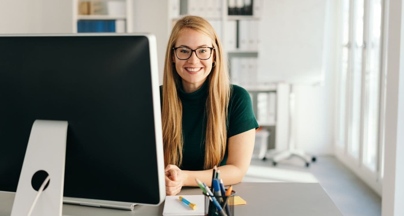 Eine HR-Mitarbeiterin, die Spaß am Human Resource Management hat